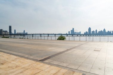 Modern şehrin boş, modern meydanı ve gökdelenleri