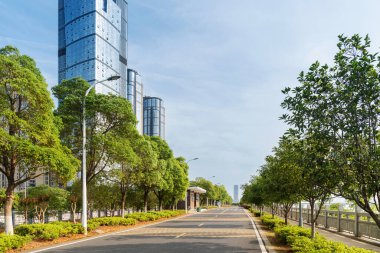 Şehirdeki boş şehir yolu ve binalar