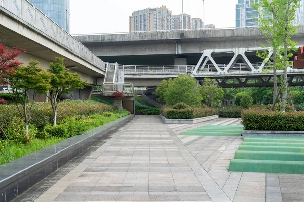 城市立交桥下的混凝土结构和沥青路面空间 图库照片