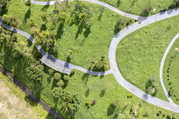 Luftaufnahme Einer Straße Park Durch Drohnen lizenzfreie Stockbilder