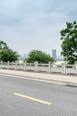 Modern şehirde yürüyüş yolu