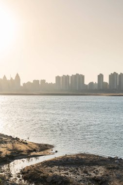 Gündoğumunda modern şehir, Nanchang ufuk çizgisi.