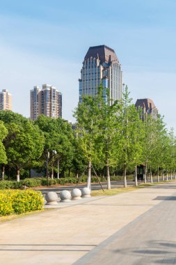 Şehirdeki boş şehir yolu ve binalar