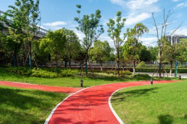 Modern şehirde yürüyüş yolu