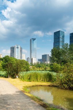 Bahar Parkı ve modern şehir