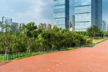 Modern şehirde yürüyüş yolu