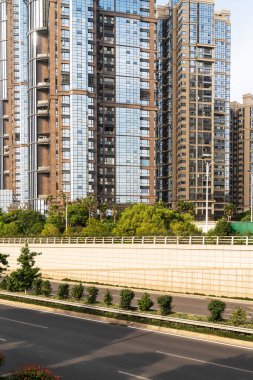 Şehirdeki boş şehir yolu ve binalar