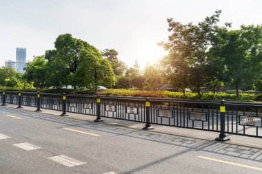 Şehirdeki boş şehir yolu ve binalar