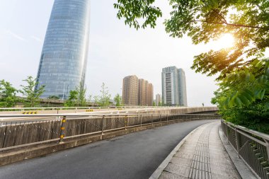 Şehirdeki boş şehir yolu ve binalar