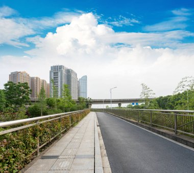 Şehirdeki boş şehir yolu ve binalar