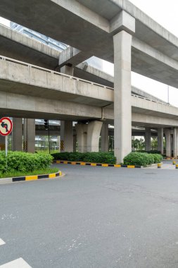 Şehirdeki üst geçidin altında beton yapı ve asfalt yol alanı