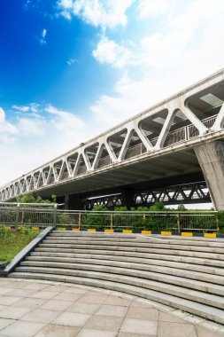 Şehirdeki üst geçidin altında beton yapı ve asfalt yol alanı
