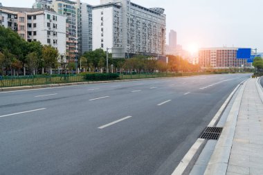 Şehirdeki boş şehir yolu ve binalar