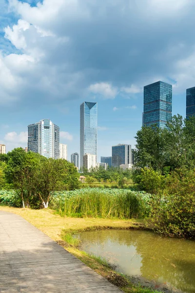 Bahar Parkı ve modern şehir