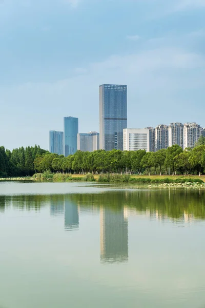 Озеро Сучасному Офісному Будинку Китаї Стокове Зображення