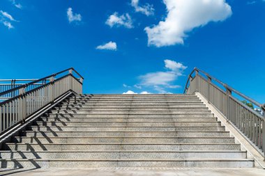 gökyüzü, kentsel fantezi manzara, soyut ifadesi yürüyen merdiven