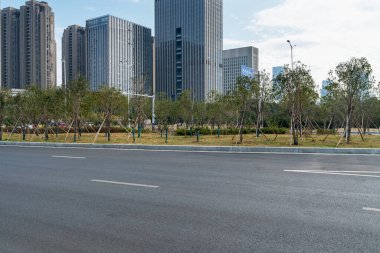 Şehirdeki boş şehir yolu ve binalar