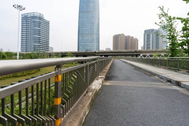 Otoyol ve viyadük mavi bulutların altında