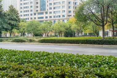 Şehirdeki boş şehir yolu ve binalar