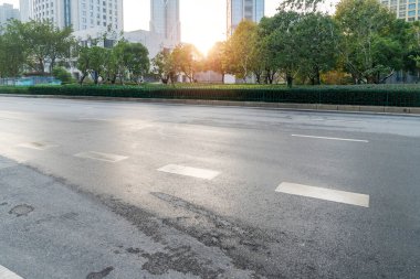 Şehirdeki boş şehir yolu ve binalar