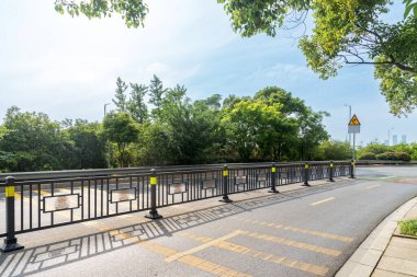 Şehirdeki boş şehir yolu ve binalar