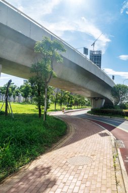 Şehirdeki üst geçidin altında beton yapı ve asfalt yol alanı