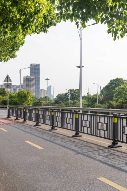 Şehirdeki boş şehir yolu ve binalar