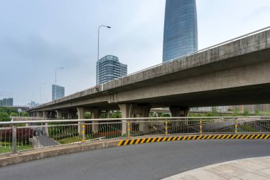 Otoyol ve viyadük mavi bulutların altında