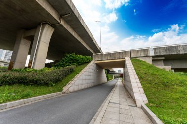 Otoyol ve viyadük mavi bulutların altında