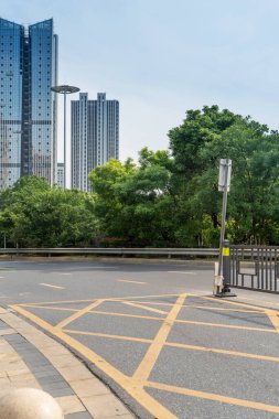 Şehirdeki boş şehir yolu ve binalar