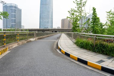 Otoyol ve viyadük mavi bulutların altında