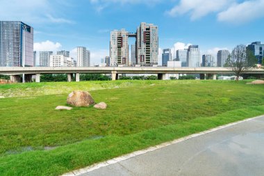 Şangay 'da modern bina geçmişi olan şehir parkı.