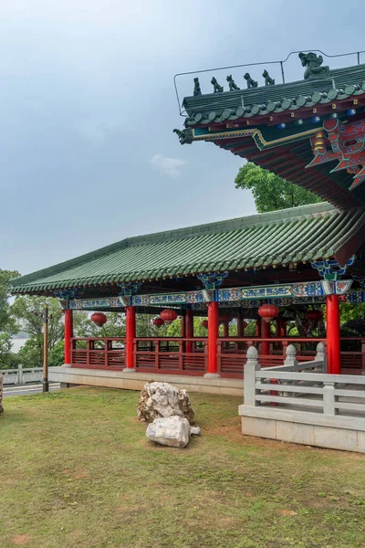 Prachtig Traditioneel Paviljoen Met Uitzicht Blauwe Lucht Buitenlucht Stockafbeelding