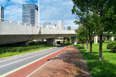 Şehirdeki üst geçidin altında beton yapı ve asfalt yol alanı