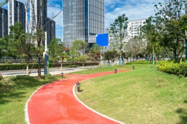 Modern şehirde yürüyüş yolu