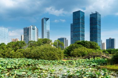 Bahar Parkı ve modern şehir