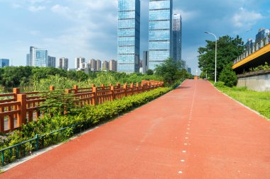 Modern şehirde yürüyüş yolu