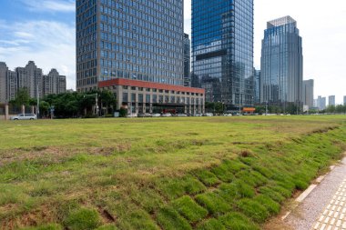 Şangay 'da modern bina geçmişi olan şehir parkı.