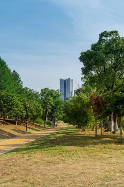 Bahar Parkı ve modern şehir