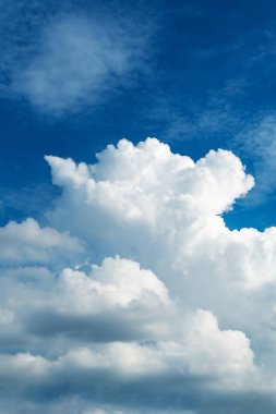 Sirus bulutlu mavi gökyüzü. Hava açık ve sabahları hava güzel.