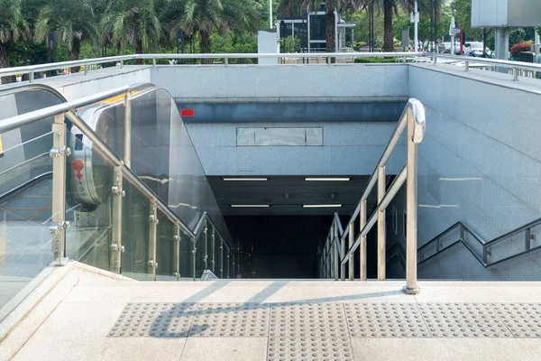 车站或商场的公共楼梯 供出口 紧急之用 — 图库照片