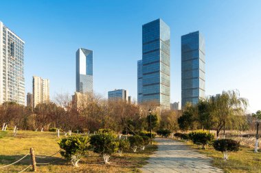 Şangay 'da modern bina geçmişi olan şehir parkı.