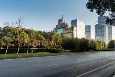 Şehirdeki boş şehir yolu ve binalar