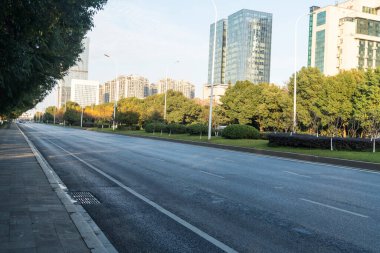 Şehirdeki boş şehir yolu ve binalar