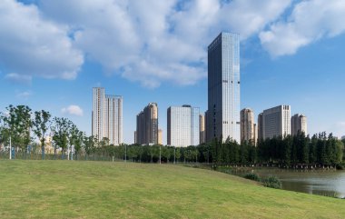 Şangay 'da modern bina geçmişi olan şehir parkı.