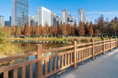 Bahar Parkı ve modern şehir