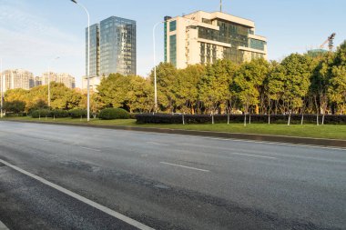 Şehirdeki boş şehir yolu ve binalar