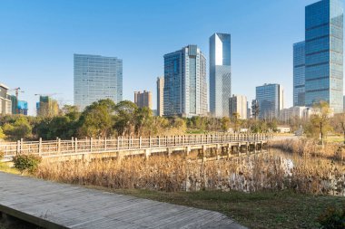 Bahar Parkı ve modern şehir