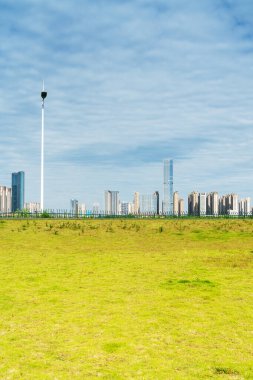 Bahar Parkı ve modern şehir