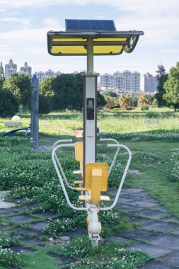 Spor makineleri ve spor aletleri şehir parkındaki spor salonunda.